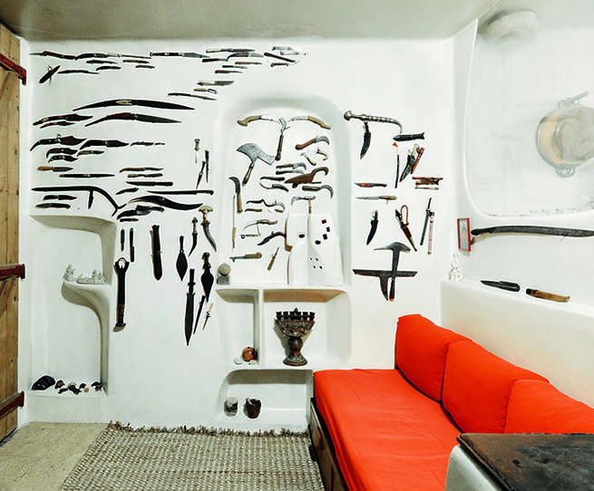 L’appartement de l’artiste Valentine Schlegel, en 2017. Au mur, sa collection de couteaux.
