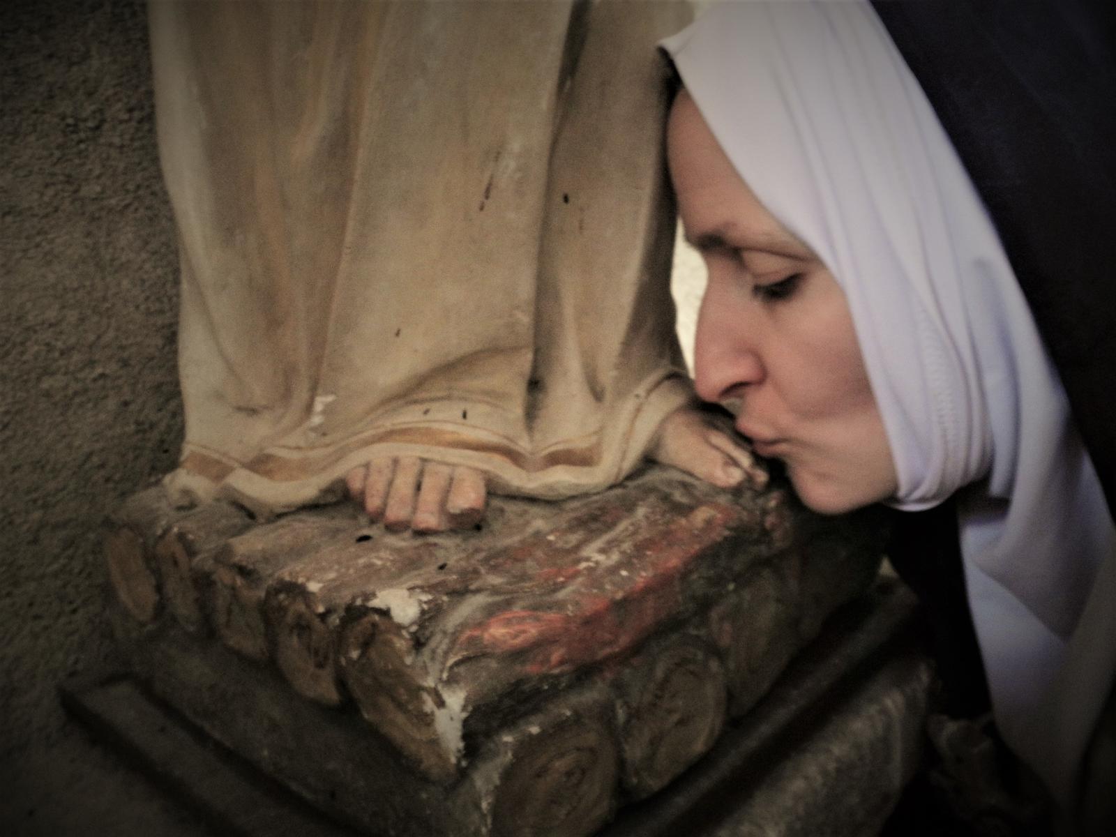 Sister Sardine, Kissing feet, 2021. Photo: Aline Hémagi Fernande and Marion Minotti.
