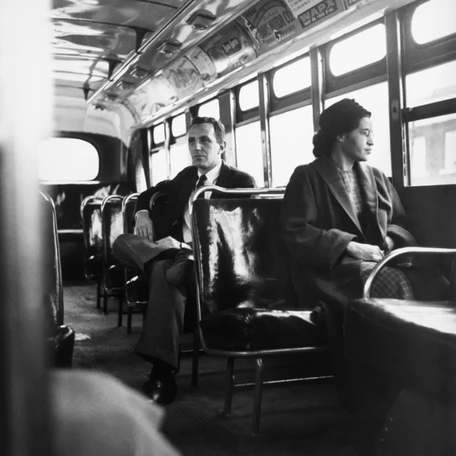 Reconstitution, le 21 décembre 1956 : Rosa Parks est assise à l'avant d'un bus à Montgomery (Alabama), comme lors de son arrestation. Crédits : Bettmann - Getty.